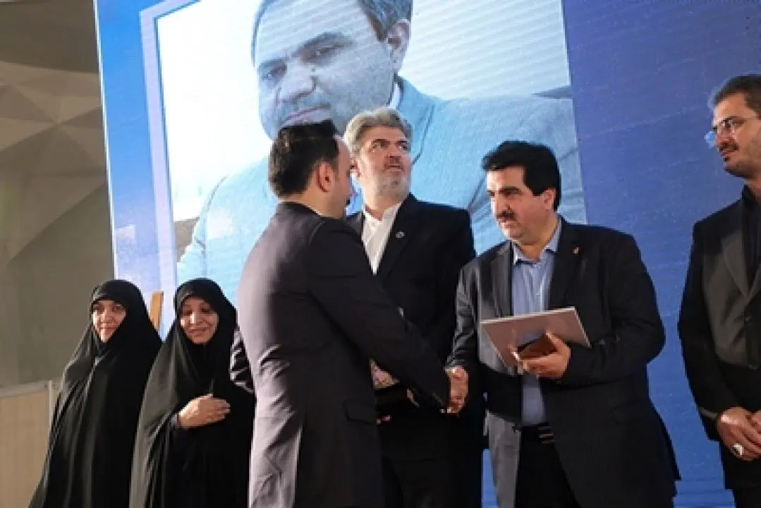 پژوهشگران برتر دانشگاه آزاد اسلامی مورد حمایت بانک رفاه کارگران قرار می‌گیرند