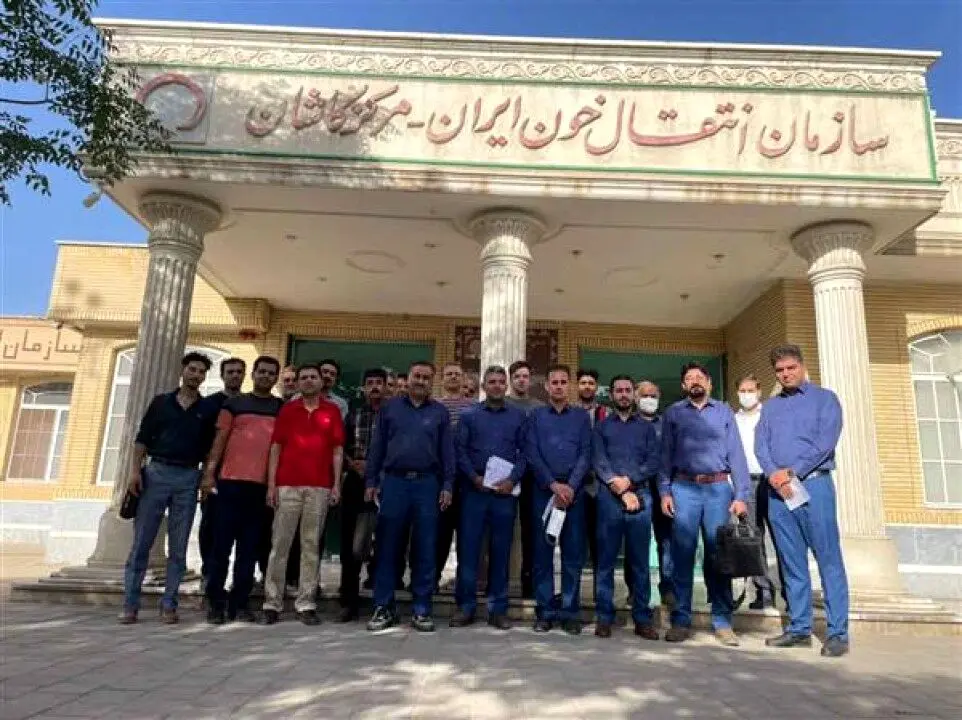 حضور خانواده فولاد امیركبیر كاشان در سازمان انتقال خون كاشان برای اهدای خون