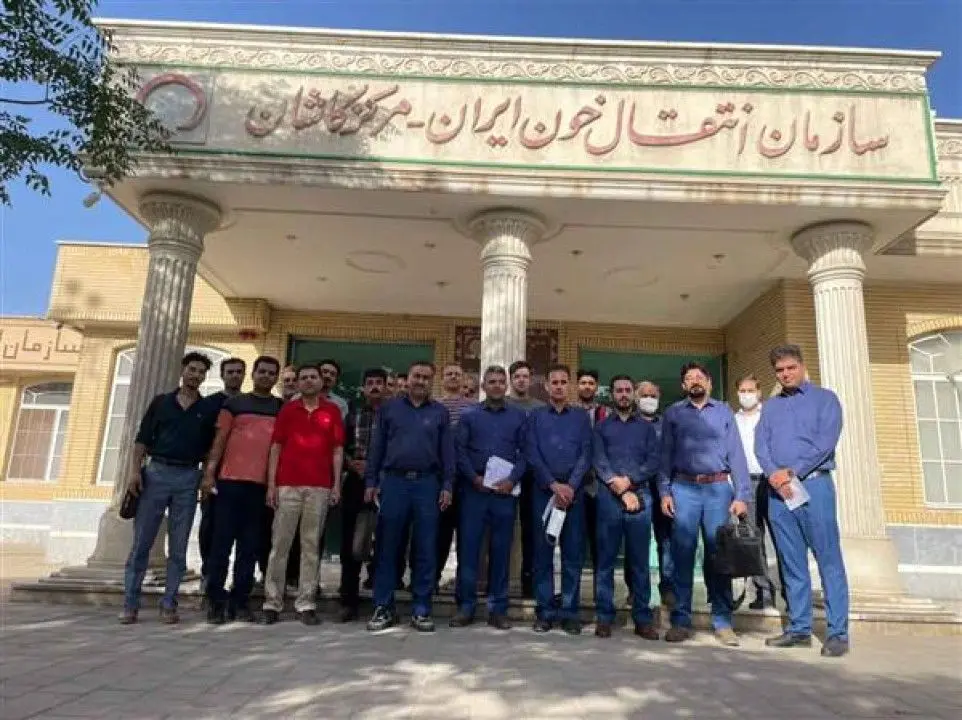 حضور خانواده فولاد امیركبیر كاشان در سازمان انتقال خون كاشان برای اهدای خون