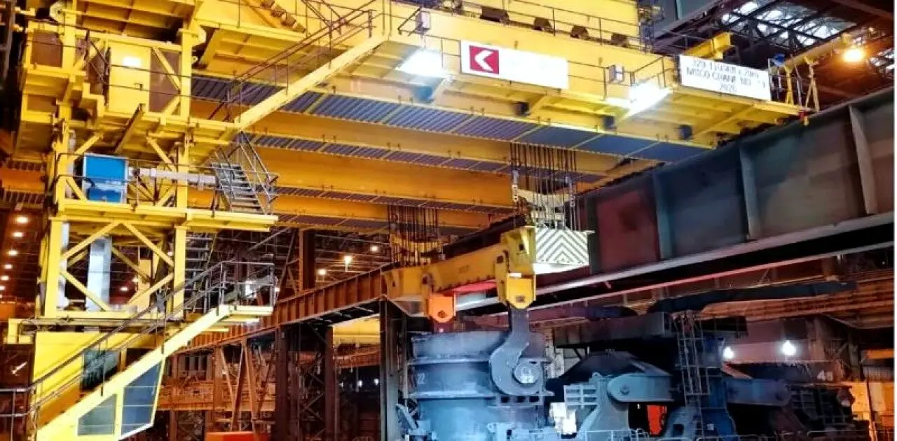 نصب و راه‌اندازی جرثقیل‌های سقفی فوق استراتژیك ٣٢٠ تنی در فولاد مباركه