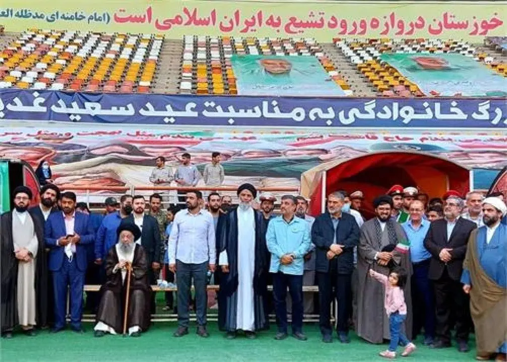 اجتماع بزرگ خانوادگی به مناسبت عید غدیر خم و همخوانی سرود &quot;سلام فرمانده&quot; به میزبانی ورزشگاه شهدای فولاد خوزستان برگزار شد