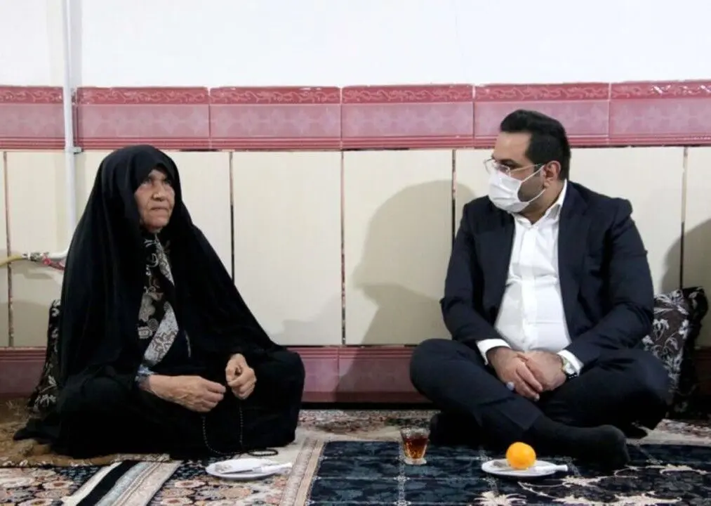 دیدار و گفتگوی صمیمانه مدیرعامل مجتمع فولاد غدیر نی ریز با چند تن از خانواده های شهدا و ایثارگران شهر قطرویه
