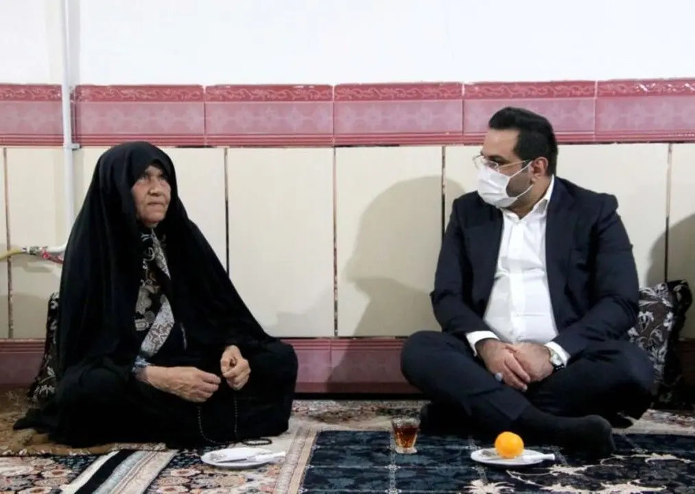 دیدار و گفتگوی صمیمانه مدیرعامل مجتمع فولاد غدیر نی ریز با چند تن از خانواده های شهدا و ایثارگران شهر قطرویه