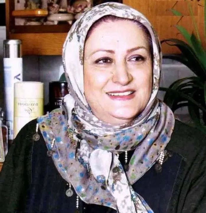 عکسی ناراحت کننده از مریم امیرجلالی در قبرستان/عذرخواهی امیرجلالی از مرحوم بابت کاری که کرد