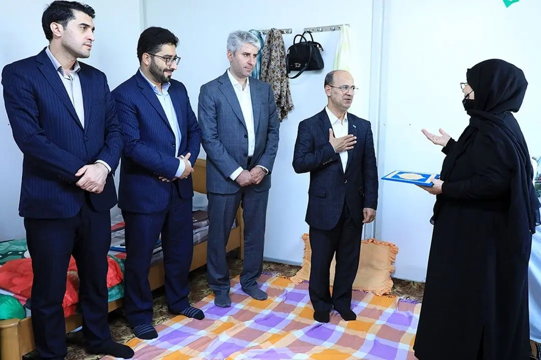 دیدار نایب رییس هیئت‌مدیره بانک دی با خانواده دو شهید در جزیره کیش