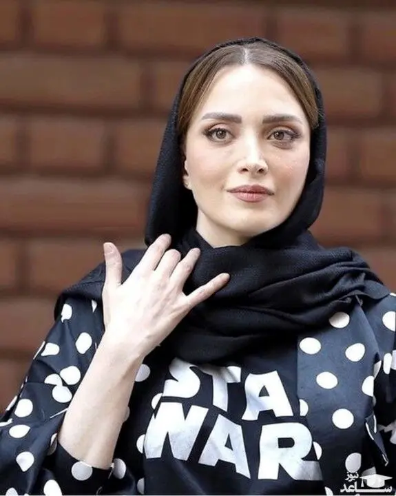 بهنوش طباطبایی با لباس نامتعارف مشغول آب‌بازی دیده شد | حاشیه‌سازی بهنوش طباطبایی با لباس عجیبش