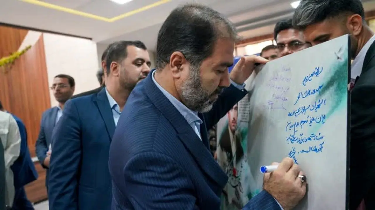 بازدید استاندار اصفهان ازآثار روابط عمومی ذوب آهن