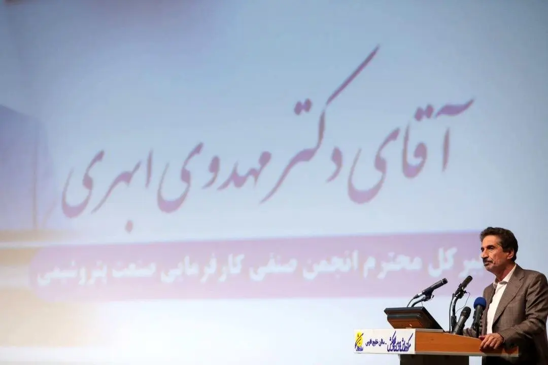 «هلدینگ خلیج فارس» شفافترین عملکرد در عرضه ارز را دارد/ برخی شرکتهای هلدینگ، ۱۲۰ درصد برنامه، ارز عرضه کردند/ پتروشیمیها تا نیمه بهمن ۱۲.۲میلیارد دلار، ارز عرضه کردهاند
