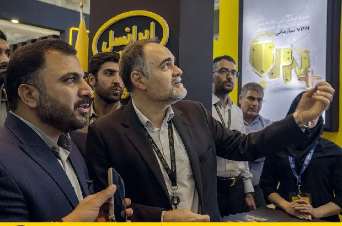 بازدید وزیر ارتباطات از غرفه ایرانسل در نخستین نمایشگاه صنعت پست
