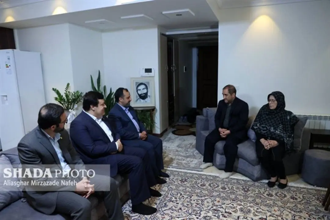 دیدار دكتر خاندوزی با خانواده شهید اكبری مدیرعامل اسبق بانك كشاورزی و از شهدای فاجعه هفتم تیر
