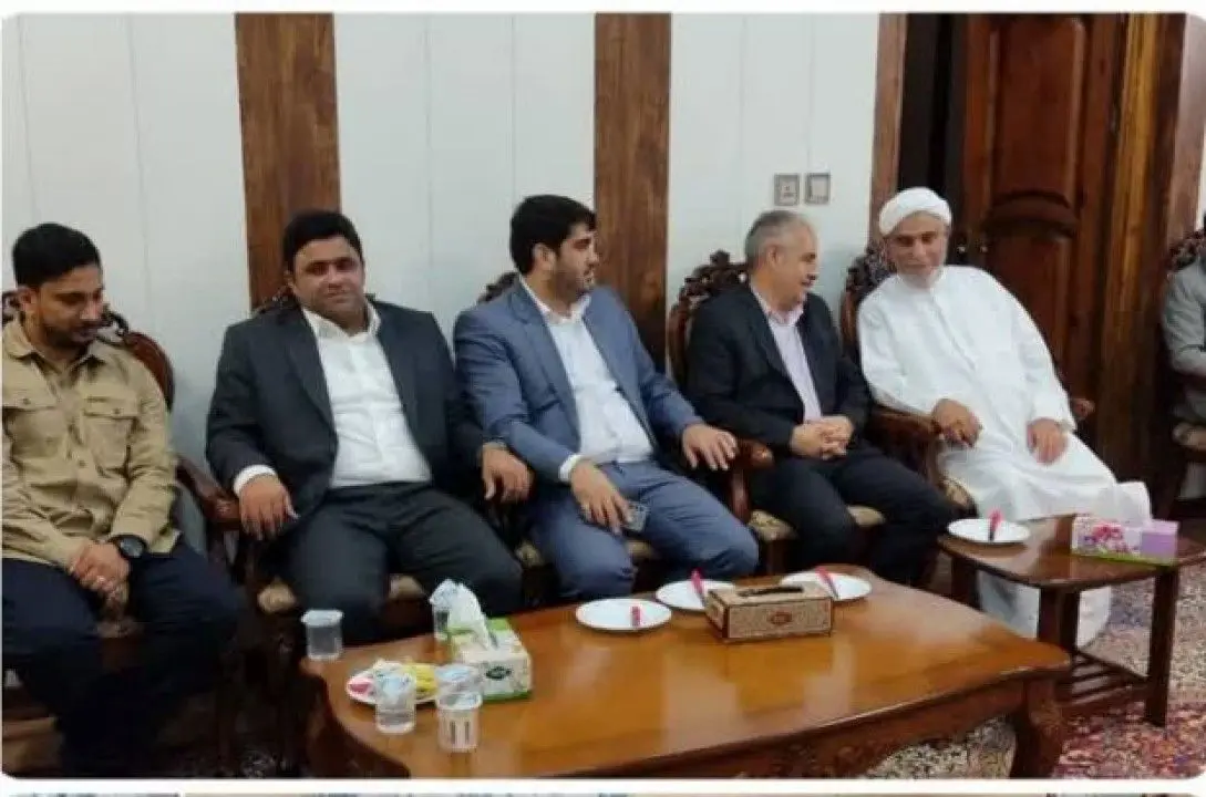 دیدار عیدانه جمعی از معاونان و مدیران سازمان منطقه آزاد قشم با علمای اهل سنت و مردم قشم