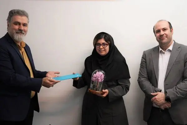 تجلیل از رابط برتر امور مشتریان بیمه دی؛ شعبه ممتاز مرکزی تهران پیشتاز در پاسخگویی
