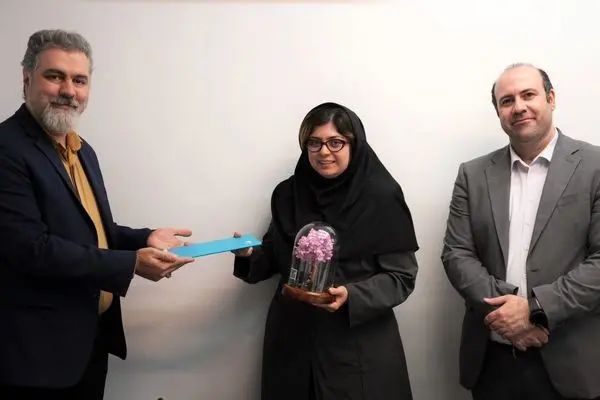 تجلیل از رابط برتر امور مشتریان بیمه دی؛ شعبه ممتاز مرکزی تهران پیشتاز در پاسخگویی
