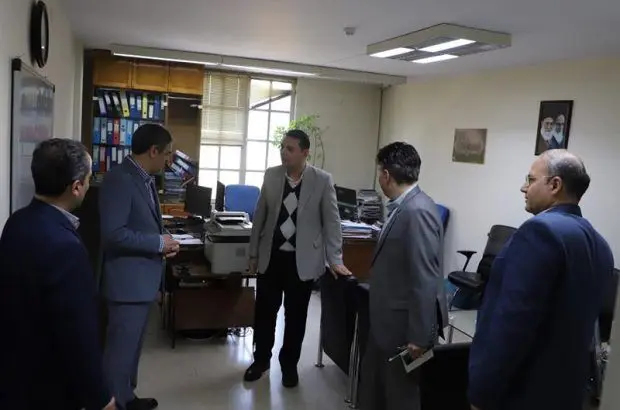 حضور رئیس کل در محل کار همکاران و تبریک سال نو
