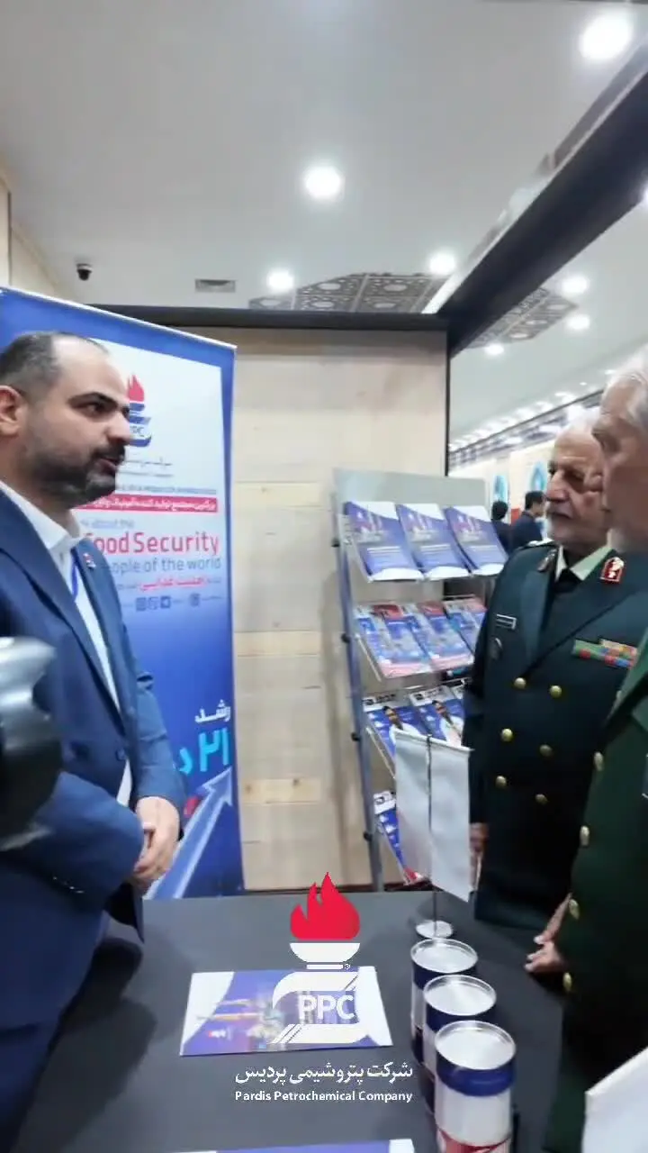 بازدید دستیار و مشاور عالی مقام معظم رهبری از غرفه پتروشیمی پردیس در همایش ملی اقتصاد دفاع

