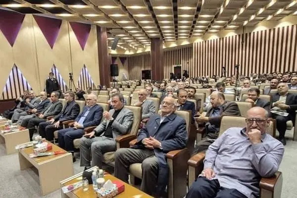 برگزاری مراسم گرامیداشت ولادت حضرت علی(ع) و روز پدر در بیمه ایران
