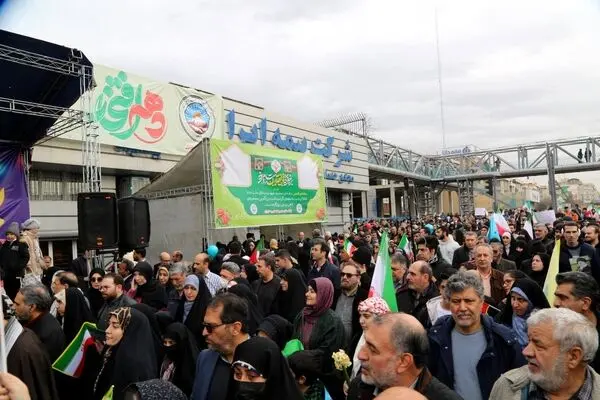 حضور پرشور خانواده بزرگ بیمه ایران در راهپیمایی ۲۲ بهمن

