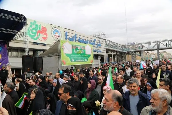 حضور پرشور خانواده بزرگ بیمه ایران در راهپیمایی ۲۲ بهمن
