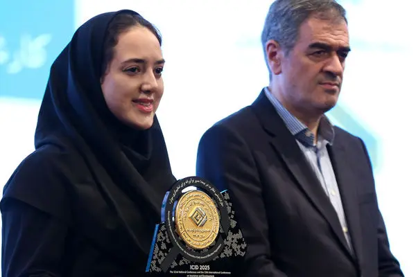 تجلیل از کارشناس ارشد بیمه حکمت صبا در همایش ملی بیمه و توسعه
