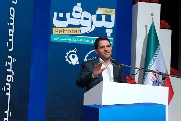 ۹۵ درصد تجهیزات ثابت پتروشیمی بومی‌سازی شد/ لزوم ورود فناوری ایرانی برای بومی‌سازی تجهیزات خارجی
