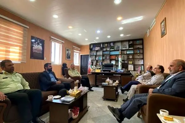 نیروی انتظامی از تولید و اشتغال‌ پتروشیمی ایلام حمایت می‌کند
