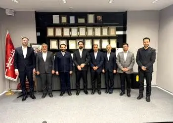 توافق‌نامه‌های راهبردی میان بانک شهر و فولاد غدیر نی‌ریز به امضاء رسید
