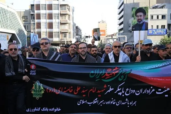 حضور هیأت عزاداران بانک کشاورزی در مصلای تهران برای وداع با پیکر امام شهید
