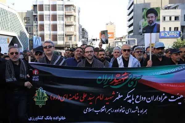 حضور هیأت عزاداران بانک کشاورزی در مصلای تهران برای وداع با پیکر امام شهید
