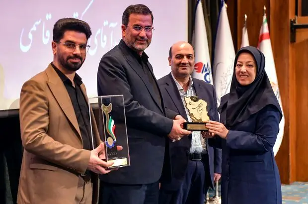 تجلیل از مدیرعامل بانک پاسارگاد به‌عنوان یکی از رهبران اقتصادی موفق کشور و اهدا نشان ملی حکمت به این بانک