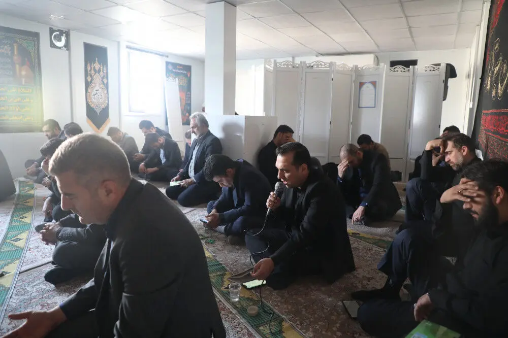 طنین زیارت عاشورا در ساختمان مرکزی مؤسسه اعتباری ملل در ایام محرم
