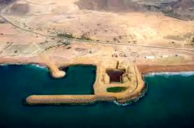 بازدید موثقی نیا از آبگیر و زمین ایستگاه پمپاژ گیشاب خط انتقال آب دریای عمان
