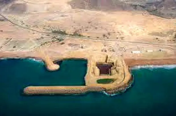 بازدید موثقی نیا از آبگیر و زمین ایستگاه پمپاژ گیشاب خط انتقال آب دریای عمان
