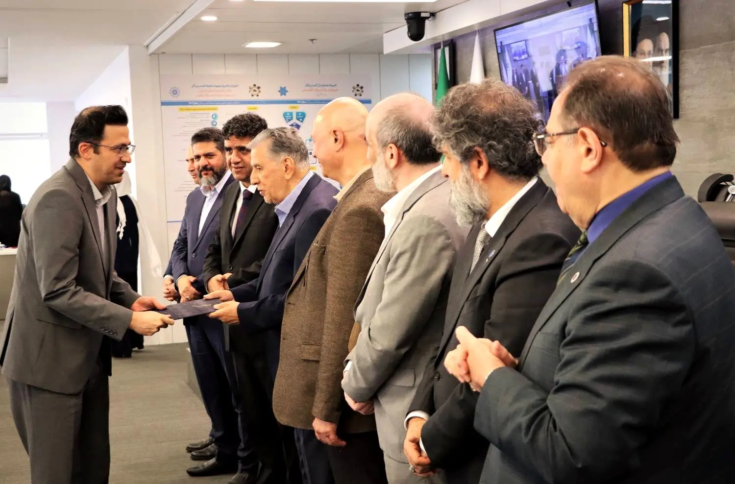 نشان افتخار جشنواره ملی بهره‌وری برای «دی‌دار»/ بیمه دی بر سکوی نخست تحول دیجیتال