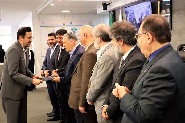نشان افتخار جشنواره ملی بهره‌وری برای «دی‌دار»/ بیمه دی بر سکوی نخست تحول دیجیتال