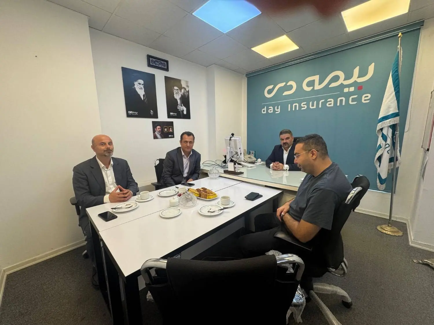 بررسی روند اجرای قرارداد بیمه درمان تکمیلی بازنشستگان کشوری در دیدار مدیرعامل شرکت ارزیاب درمان با  مدیر بیمه دی کردستان