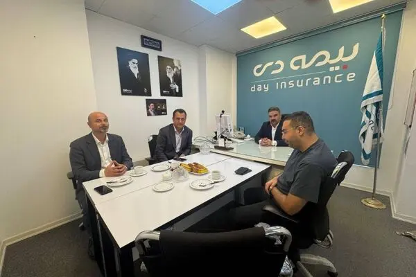 بررسی روند اجرای قرارداد بیمه درمان تکمیلی بازنشستگان کشوری در دیدار مدیرعامل شرکت ارزیاب درمان با  مدیر بیمه دی کردستان