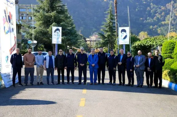 کارکنان شادمان مشتریان شادمان به بانک تحویل می دهند
