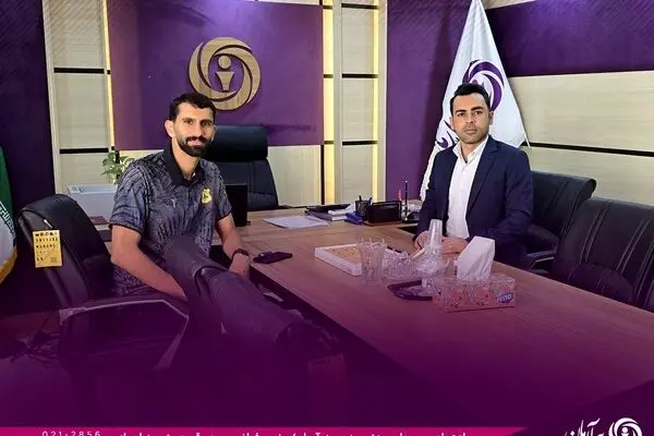 حضور فیاض میردورقی بازیکن فعال صنعت نفت آبادان و کاپیتان سابق استقلال خوزستان در شعبه اهواز بیمه آرمان
