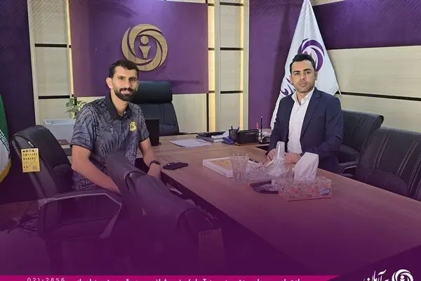 حضور فیاض میردورقی بازیکن فعال صنعت نفت آبادان و کاپیتان سابق استقلال خوزستان در شعبه اهواز بیمه آرمان
