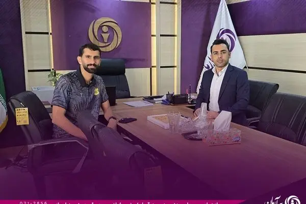 حضور فیاض میردورقی بازیکن فعال صنعت نفت آبادان و کاپیتان سابق استقلال خوزستان در شعبه اهواز بیمه آرمان
