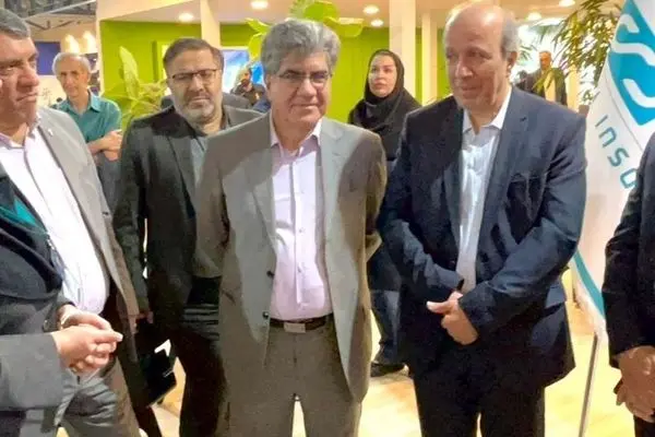 بازدید مشاور مدیرکل درمان بنیاد شهید از غرفه بیمه دی
