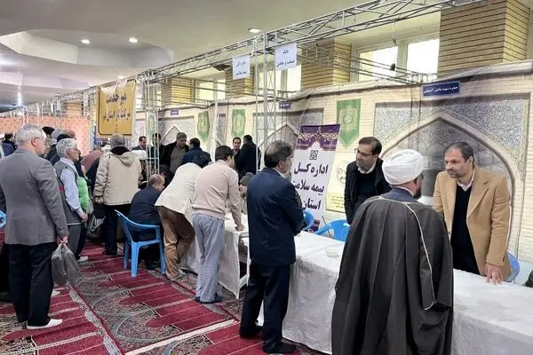 برپایی میز خدمت بانک صنعت و معدن در نماز جمعه قم
