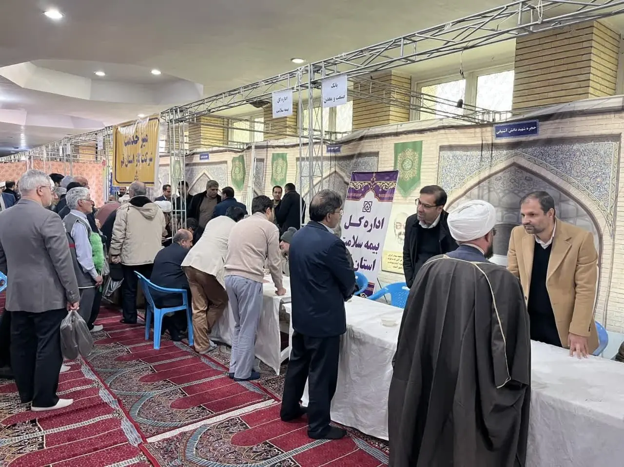 برپایی میز خدمت بانک صنعت و معدن در نماز جمعه قم
