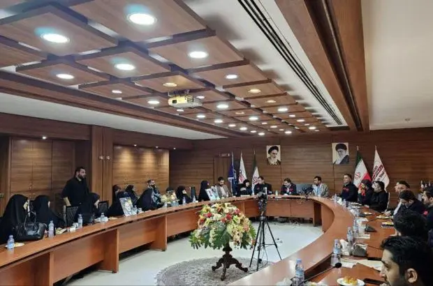 دیدار مدیرعامل فولاد اکسین خوزستان با خانواده شهدا
