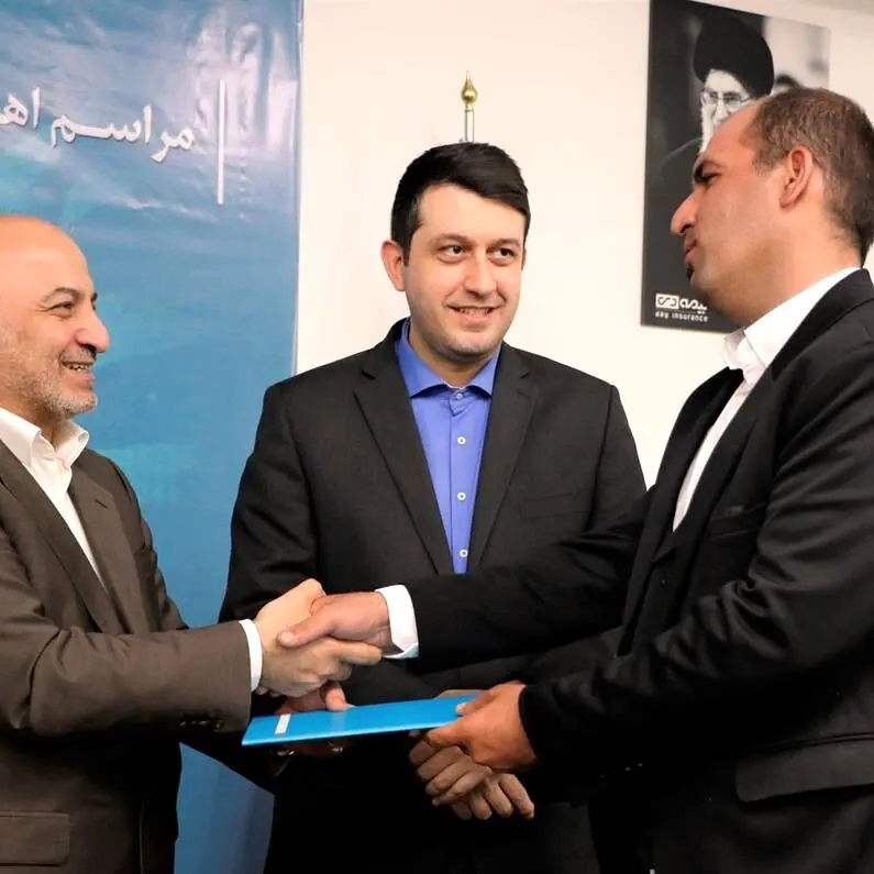 از جاری شدن اشک شوق برنده زنجانی تا باور نکردن برنده شدن شهروند ایلامی / جوایز برندگان جشنواره عید تا عید بیمه دی اهدا شد
