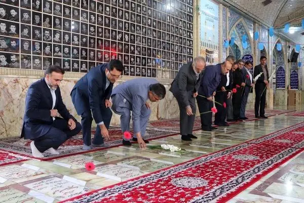 ادای احترام مدیرعامل بانک مسکن و هیات همراه به مقام شهدا/تاکید دکتر خورسندیان بر تلاش در جهت سربلندی ایران اسلامی
