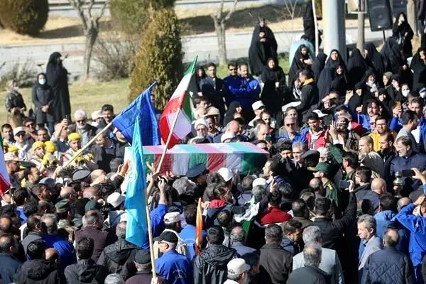 برگزاری مراسم باشکوه تشییع و تدفین شهید گمنام در شرکت پتروشیمی شازند

