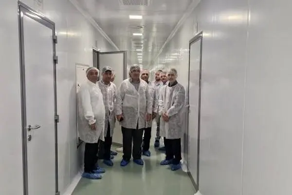 بازدید مدیران بانک صنعت و معدن از شرکت داروسازی کیمیا زیست پارسیان در استان زنجان
