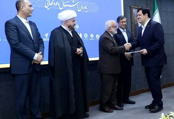 تجلیل از عملکرد بانک ملت در حمایت از اشتغال مددجویان کمیته امداد امام خمینی (ره)

