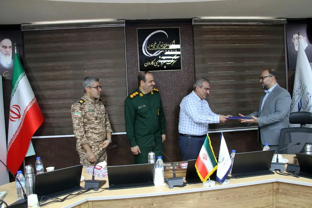 آیین تکریم و معارفه فرمانده پایگاه بسیج پتروشیمی کارون برگزار شد
